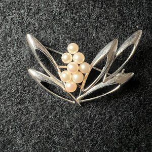 Vintage polished Silver-tone with pearl floral Brooch